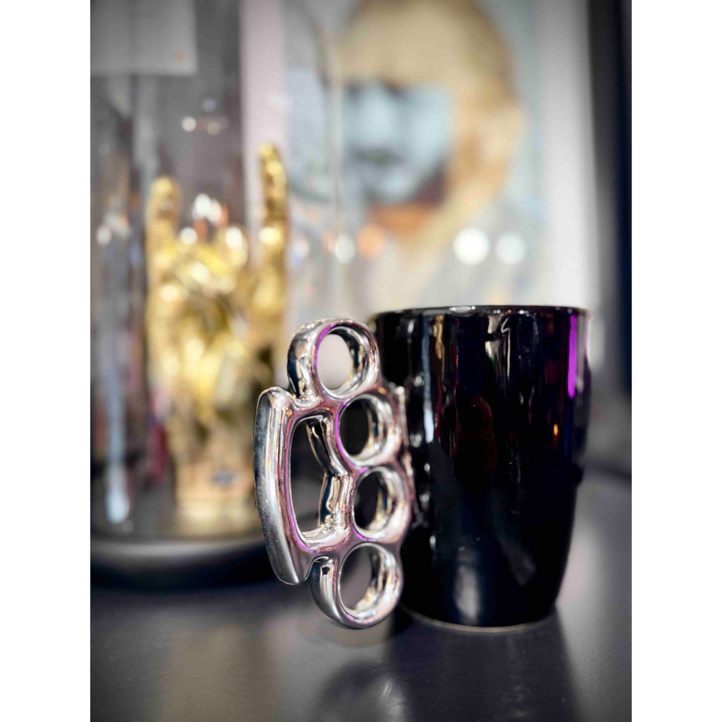Mug noir coup de poing americain Out of the Blue KG tasse originale