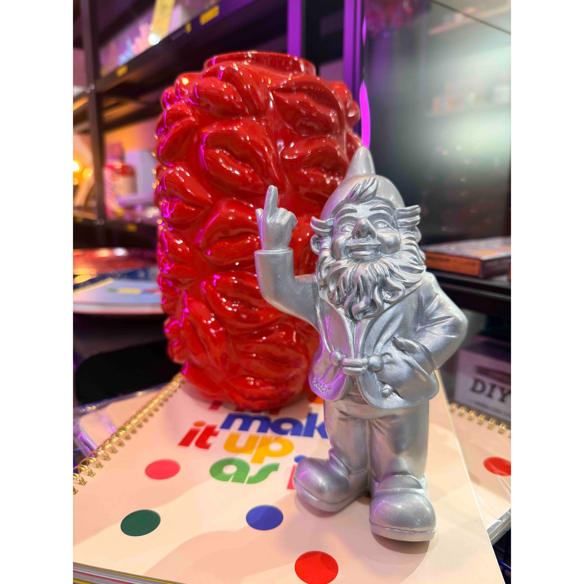-nain-fuck-you-argent-stevens-deco
-nain-de-jardin-argent-doigt-honneur
-figurine-pop-art-argentee-deco
-objet-deco-humoristique-nain-argent
