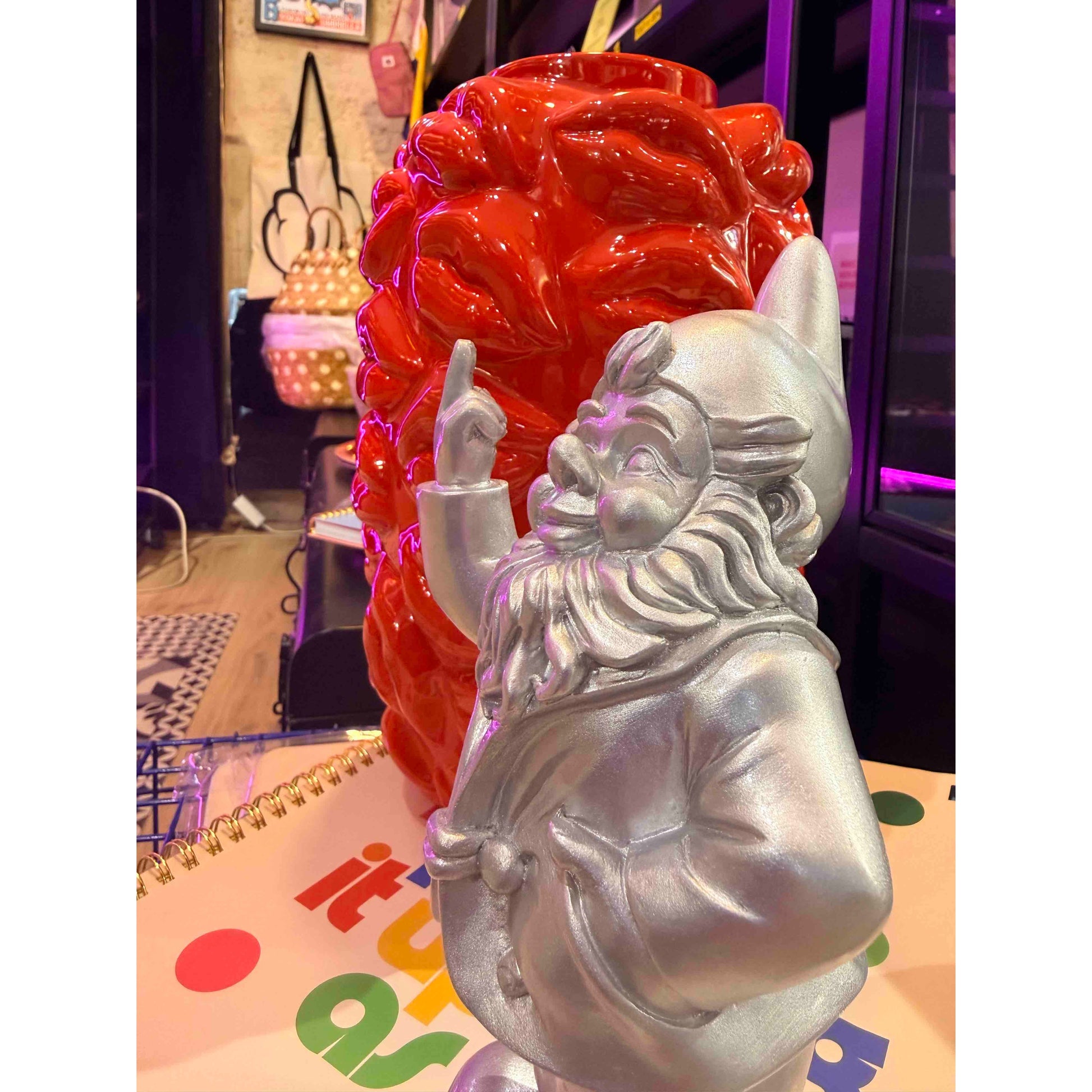 -nain-fuck-you-argent-stevens-deco
-nain-de-jardin-argent-doigt-honneur
-figurine-pop-art-argentee-deco
-objet-deco-humoristique-nain-argent