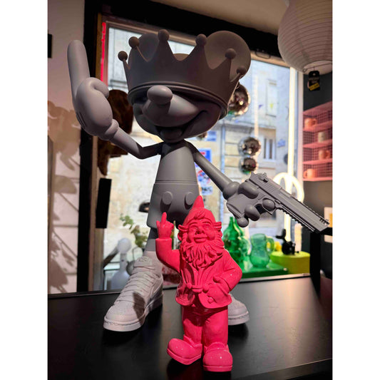 -nain-fuck-you-rose-stevens-deco
-nain-de-jardin-rose-doigt-honneur
-figurine-pop-art-rose-deco
-objet-deco-humoristique-nain-rose