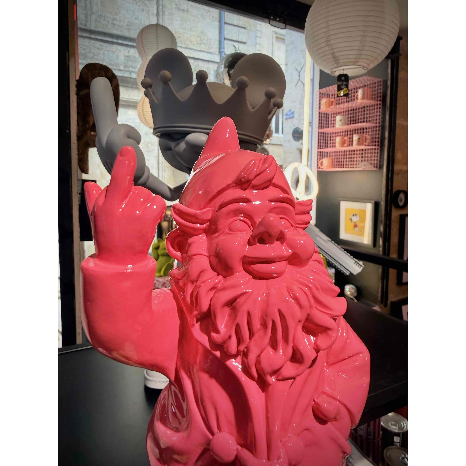 -nain-fuck-you-rose-stevens-deco
-nain-de-jardin-rose-doigt-honneur
-figurine-pop-art-rose-deco
-objet-deco-humoristique-nain-rose