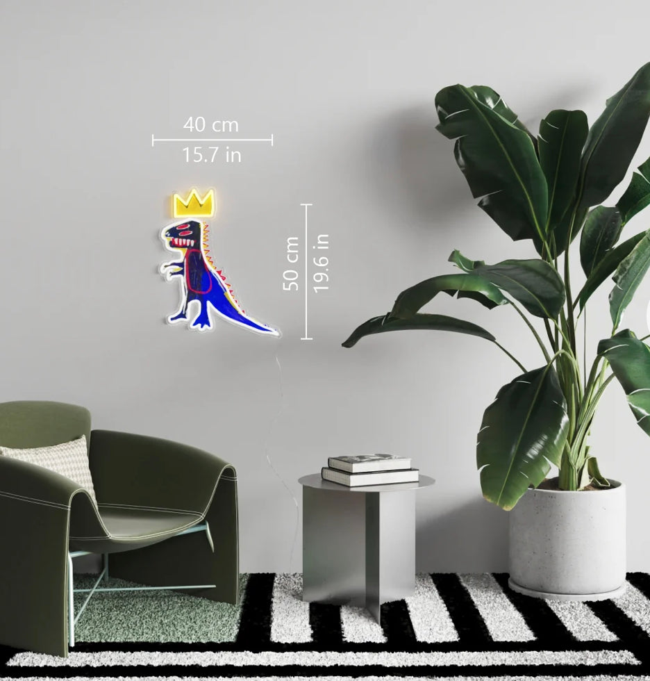 Néon LED PEZ Dispenser Jean-Michel Basquiat Yellowpop installé sur un mur dans un salon contemporain