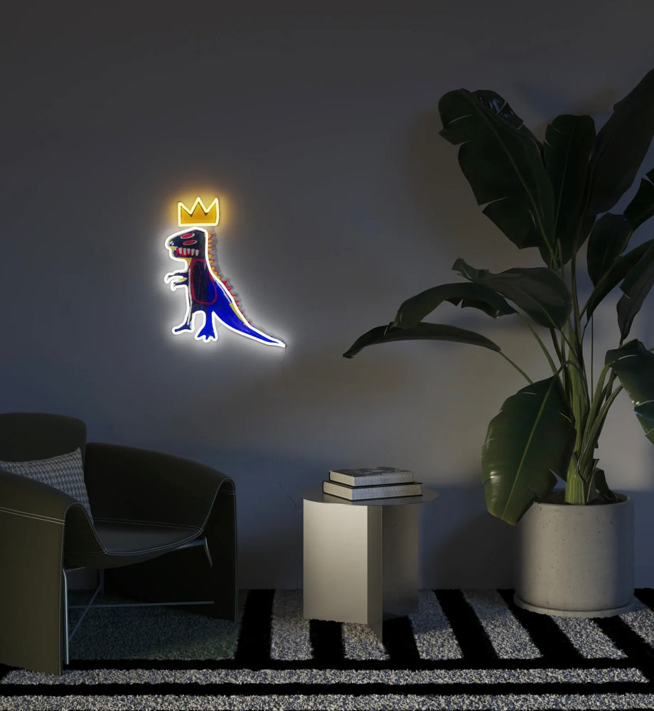 Néon LED PEZ Dispenser Jean-Michel Basquiat Yellowpop installé sur un mur dans un salon contemporain