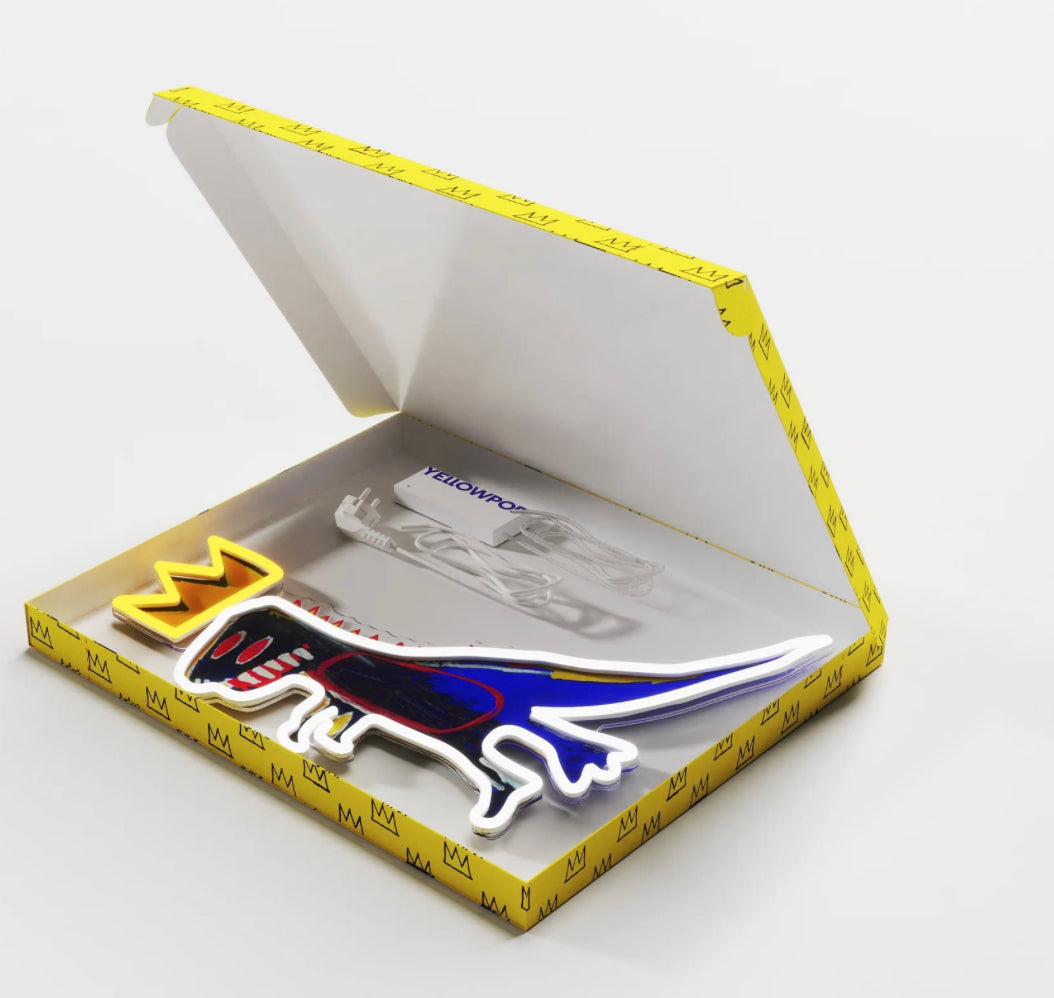 Néon LED PEZ Dispenser Jean-Michel Basquiat Yellowpop installé sur un mur dans un salon contemporain