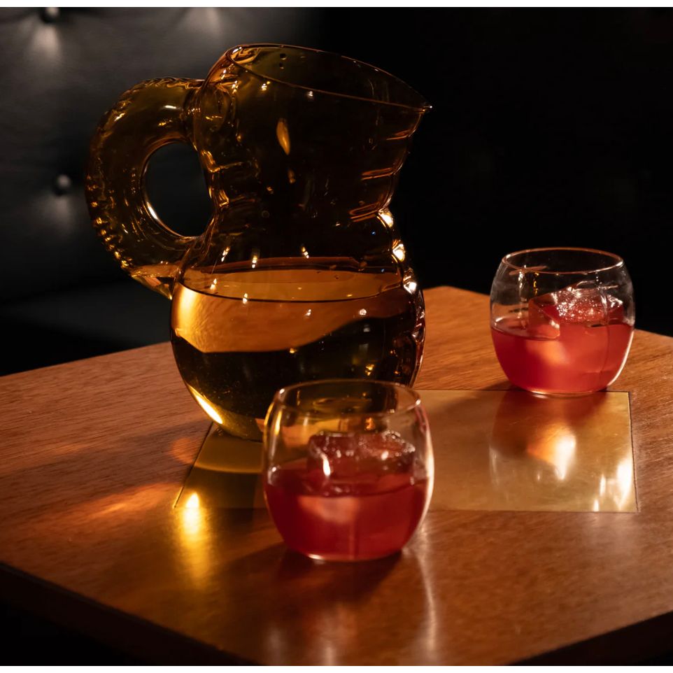 Pichet Emily Amber Glass Home Studyo - pichet design ambré en verre - Boutique Ømm