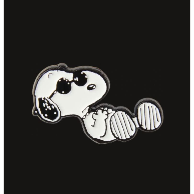 Pins Peanuts "Vibe Slacker" – Snoopy allongé (Magpie) - Boutique Ømm