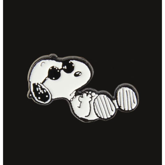 Pins Peanuts "Vibe Slacker" – Snoopy allongé (Magpie) - Boutique Ømm