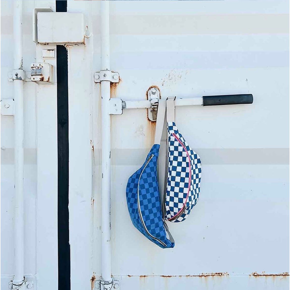 Sac banane Rose in April – Damier écru et bleu – Ultra stylé et pratique - Boutique Ømm