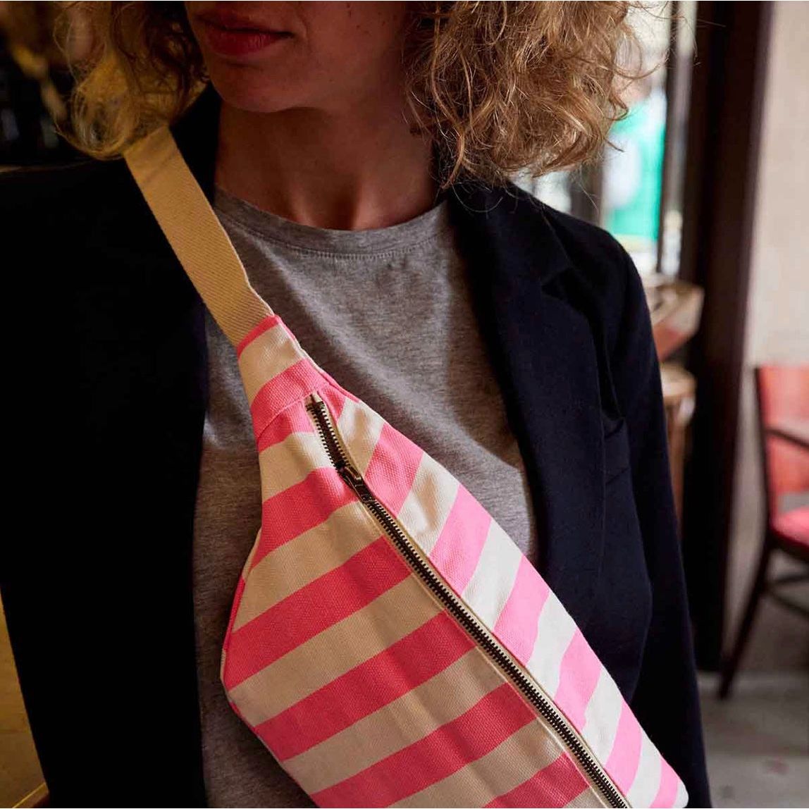 Sac banane Rose in April – Rayures rose fluo – Style vitaminé et ultra pratique - Boutique Ømm