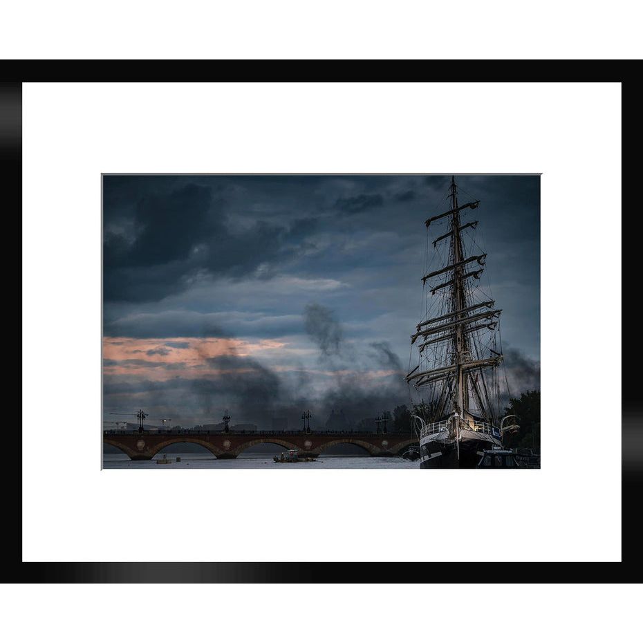 Tirage d'art "Le Belem" – 20x30 cm – Cadre Nielsen bois 30x40 cm - Boutique Ømm