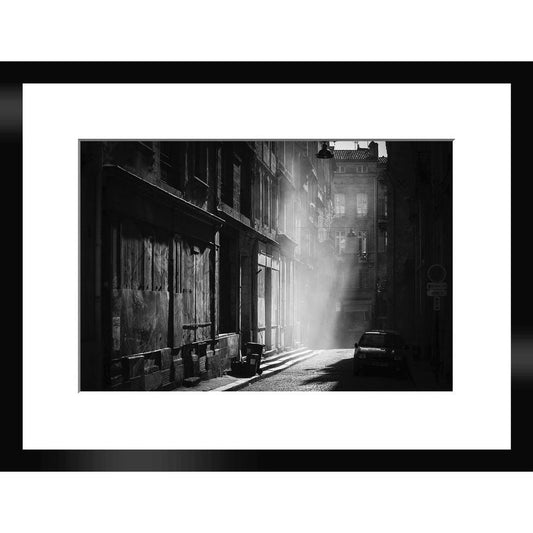 Tirage d’art "Ombres et histoires" N&B – 20x30 cm – Cadre bois 30x40 cm - Boutique Ømm