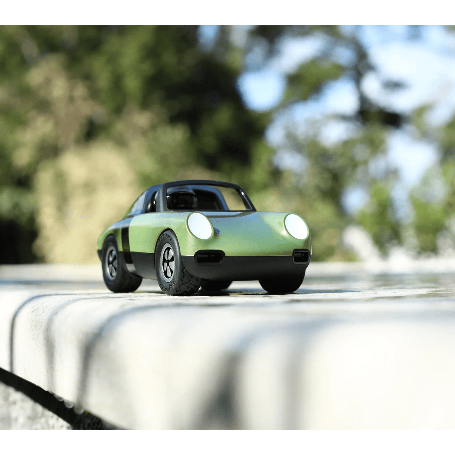 Voiture "Luft Hopper" – Design rétro vert métallisé – Playforever - Boutique Ømm