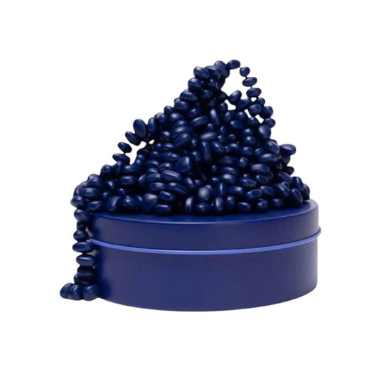 Speks Mini Matte Crags Indigo Mat avec petits éléments magnétiques bleus sur leur boîte ronde assortie