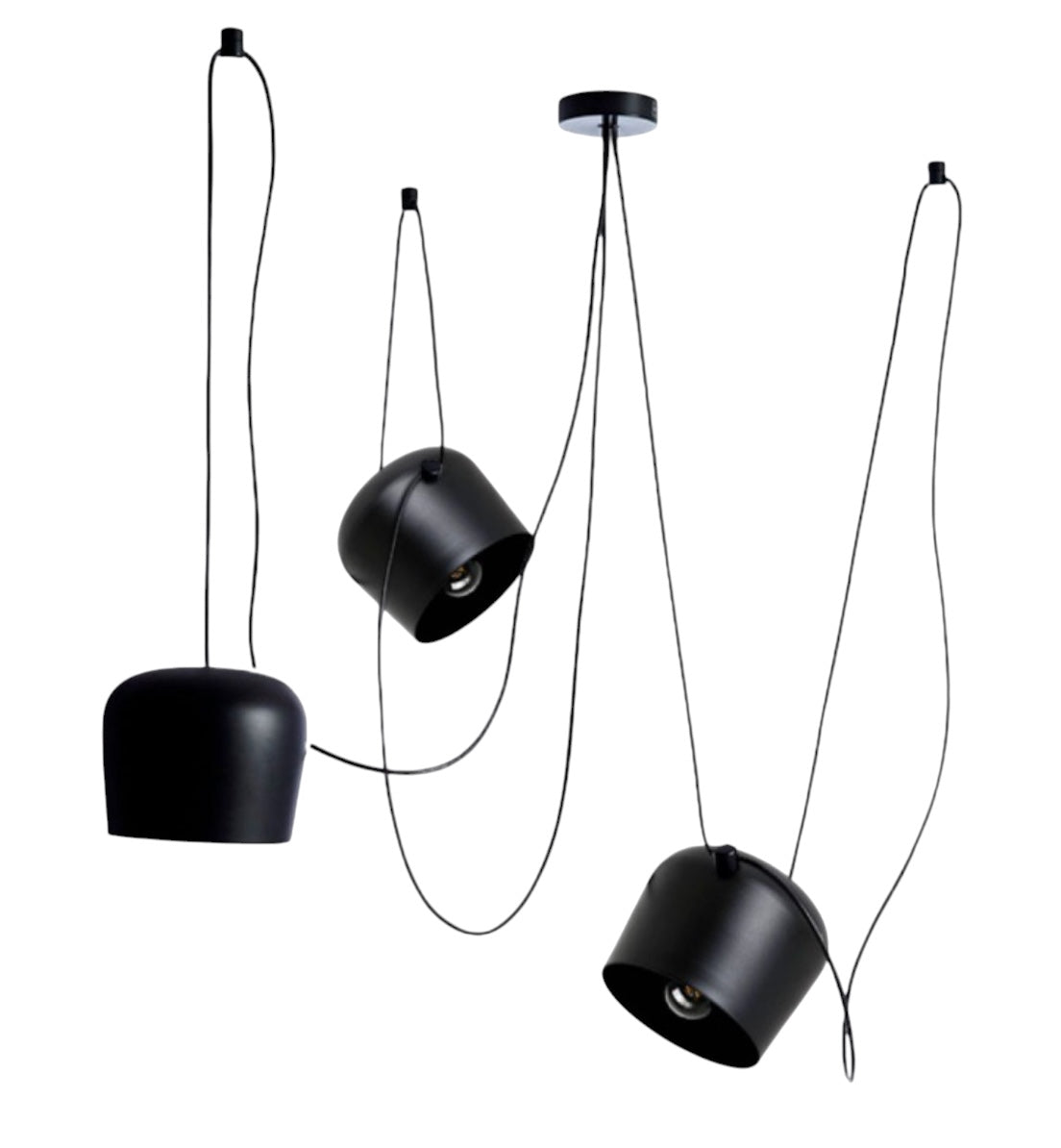 Suspension Loft en aluminium noir avec plusieurs abat-jour et longs câbles déportés au plafond