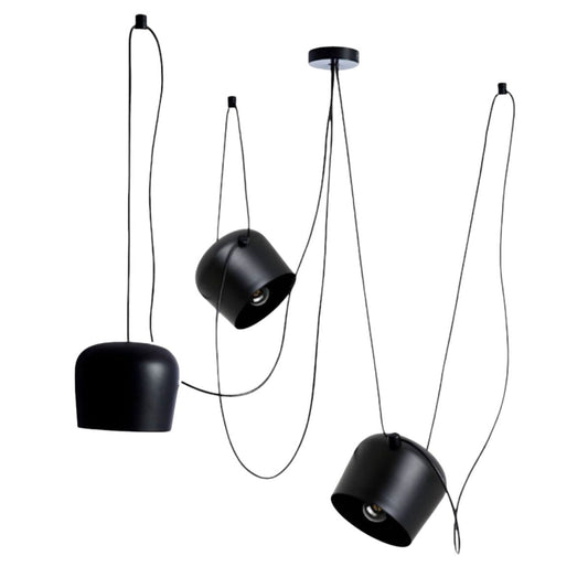 Suspension Loft en aluminium noir avec plusieurs abat-jour et longs câbles déportés au plafond