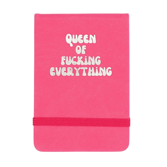 Carnet de poche Properly Improper rose en simili cuir avec message Queen of Fucking Everything et fermeture élastique
